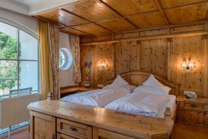 Turmzimmer mit Doppelbett